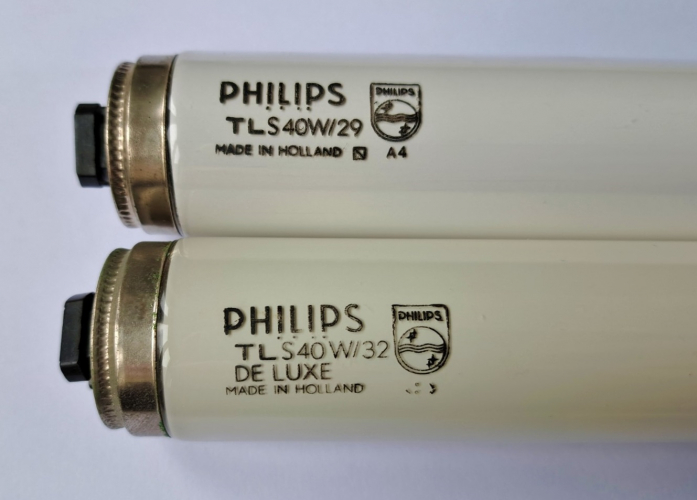 Philips 40w TLS and TLS Deluxe tubes
Some real old rarities from the lamp bin haul yesterday. These were only made a month apart, but notice how that is precisely when Philips switched to their all-familiar alphanumeric date code system! Unfortunately, I had two of the 1964 TL-S tubes but a likely pre-existing hairline crack and thermal shock from yesterday's cold made it lose vacuum by its own accord.
