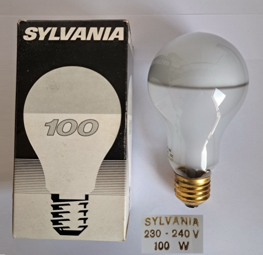 Sylvania 100w pearl crown silver lamp
Another local shop find which I am very pleased to have found! Frosted crown silver lamps are really rather rare, I had them in 60w and 200w but had not yet managed to find an 100w version.
