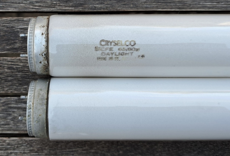 Cryselco (Philips) 65w T12 tubes
2 lamp bin finds from Sunday. Both of these tubes were made around the same time at Philips' plant in Hamilton, the bottom tube is missing its etch and is of a different colour temperature than the Cryselco. Both tubes appear to have had relatively little use.
