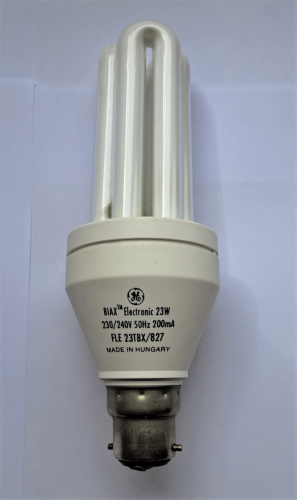 GE Biax Electronic 23w CFL lamp
I really like these older large GE CFL lamps which are quite hard to come by these days. I must almost have all of the wattages that were released now with the addition of this GE-branded 23w lamp. This is in working order, with moderate use, and was found this morning in the lamp bin.
