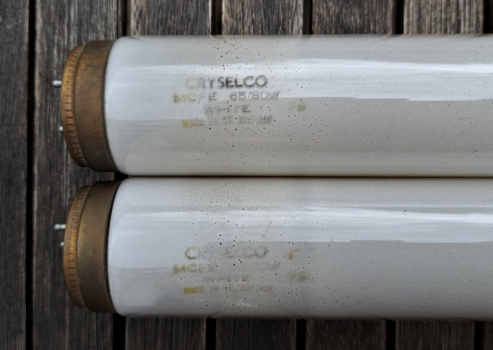 Brass-capped Cryselco 65w tubes
Lamp bin finds from yesterday - and the first working brass-capped tubes I have found so far! (Excluding a little 8w Philips I found some months ago). These tubes were manufactured by Philips in Hamilton, Scotland. I imagine for them to have survived this long they were probably in a dusty twin fitting in some boiler or equipment room, only getting switched on once a year.
