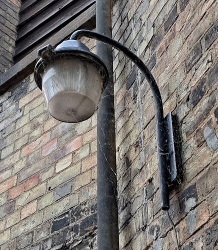 Rare BTH Urban Enclosed street lantern
Also at the Cambridge museum of technology. The museum has 2 examples, both of which are probably ex-Cambridge examples as these were once installed in large numbers throughout the city, all running GLS/Tungsten lamps. Up until 2015, exactly 5 examples remained, but they were all removed that year. Besides the examples in the museum, I know of 2 other private installations in the area with some.
