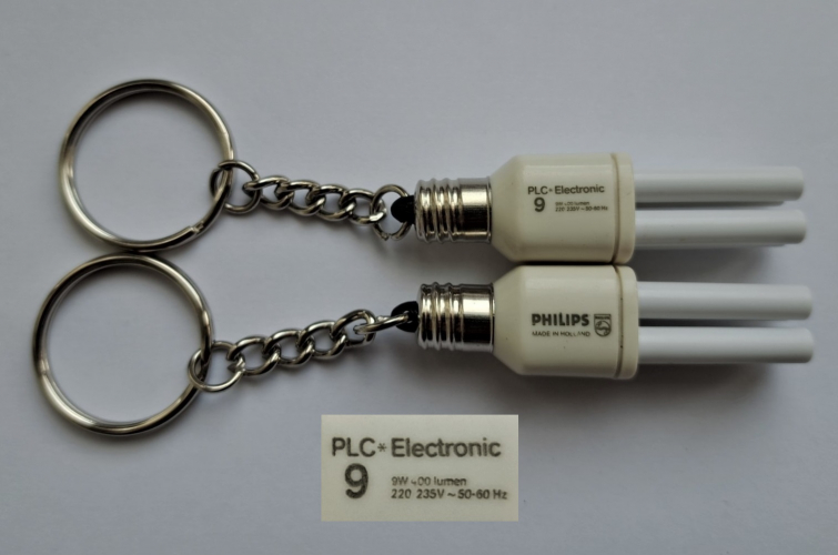 Philips PLC*Electronic promotional keyrings
I found a few of these being sold on Ebay recently, all still shrink wrapped and unopened! These probably date back to the early 1990's when I believe the PLC lamp was introduced in a 9w variant (if these were older they would have a blue ring between the base/tube section.
