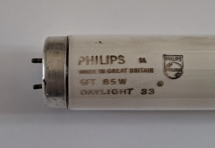 Philips 85w daylight tube with Atlas-style endcaps
Here's a bit of an unusual one, found today in a lamp bin completely NOS, although I had to bend the pins back into place. This old Philips not only has an old rating (85w) but also has Atlas-style endcaps. Could this tube have been made in between the transition from crimped caps to Philips' later endcaps I wonder?
