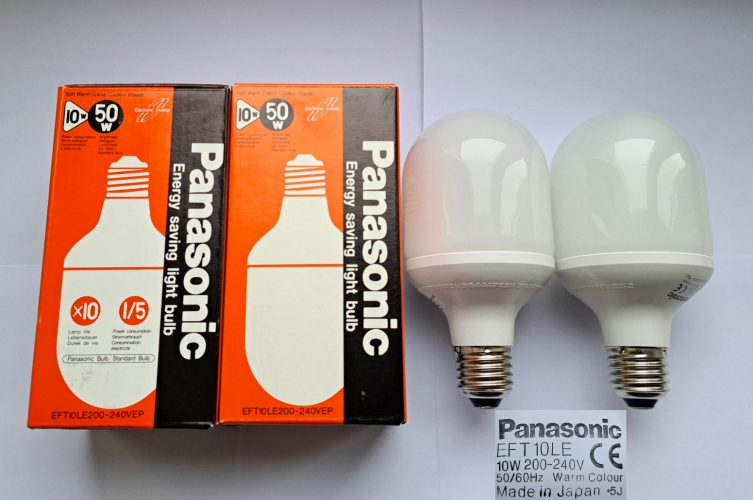 Panasonic EFT-LE 10w capsule CFL lamps
Following on from some recent posts made about these being available online at CP lighting I decided to get a couple, as 10w was one of if not the last wattage of Panasonic capsule CFL I was missing in my collection. Interestingly these seem to have come out of a different lot of stock as the ones purchased by other collectors, these are slightly older and come in orange, as opposed to blue, boxes.
