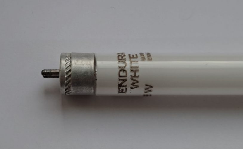 Endura 8w T5 tube
Another rather rare 8w tube, courtesy of a fellow collector. Featuring the typical Endura etch. Date code (not visible) is "57VL" if any of you want to have a crack at decoding it.
