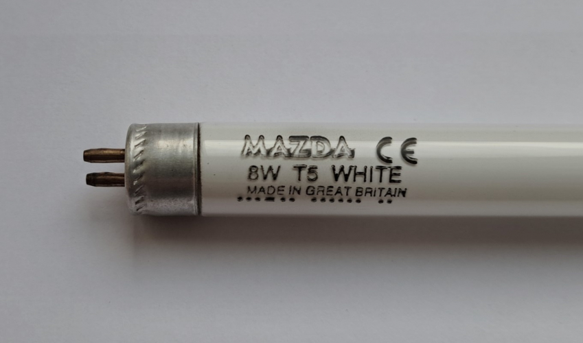 Mazda (GE) 8w T5 tube
Mazda-branded tubes of this generation are rather rare to come by, as at this point the brand was owned by GE and so most of their T5 tubes carried their own brand. I rather like the fancy font this tube has!

