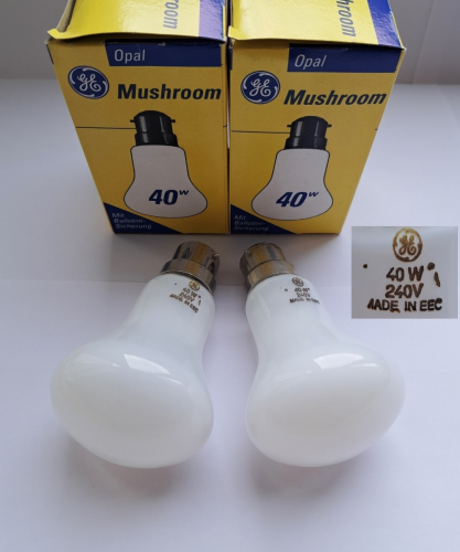 GE 40w mushroom lamps
Some more nice mushroom lamps I recently picked up off of Ebay. This is the first time I have seen GE mushrooms in their characteristic yellow/blue packaging.
