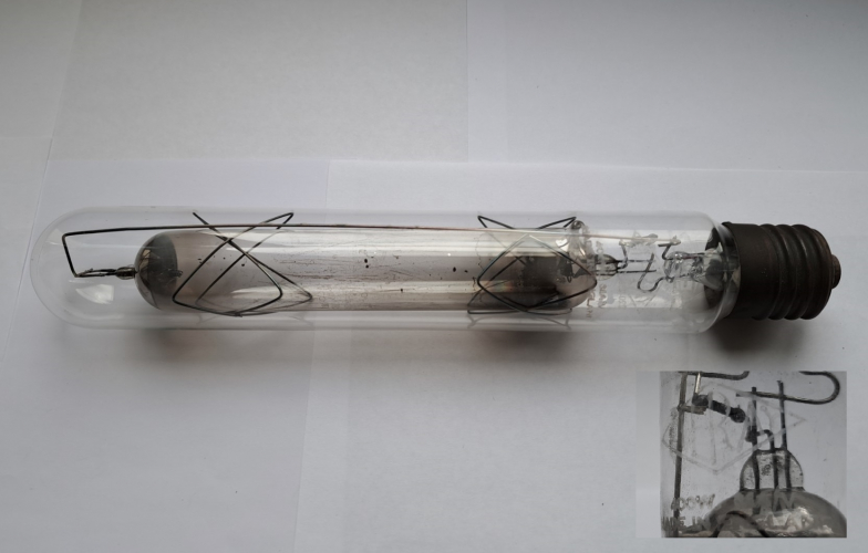 Used Siemens Sieray 400w MA/V lamp
This lamp wasn't quite so lucky as the rest of the ones in the lot - it has obviously been in service somewhere at some point! However, it still seems fairly healthy, much more so than the arc tube in the Sieray MAT/V I acquired some months ago...
