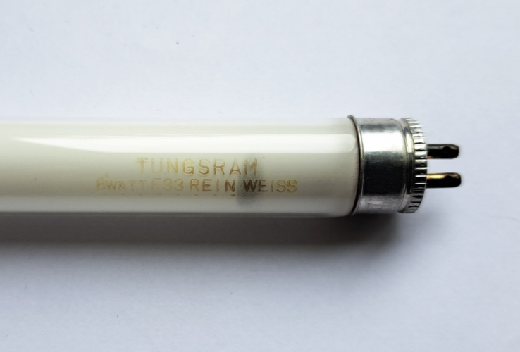 Unusual Tungsram "Rein Weiss" 8w tube
Something I got off a friend yesterday - this little Tungsram tube appears to have been made in Japan given the etch style, I'm not sure what the "Rein Weiss" etch designates but it's not a colour temperature/name that rings any bells.
