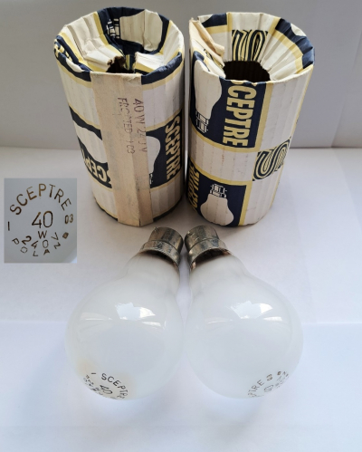 Sceptre 40w pearl GLS lamps
Here are some slightly unusual GLS lamps. Although they were very clearly intended for sale here in the UK, they have the sort of pop-out cardboard packaging usually found in Spain, Australia and New Zealand. The lamps are also Polish-made and possess a slightly "squashed" envelope shape.
