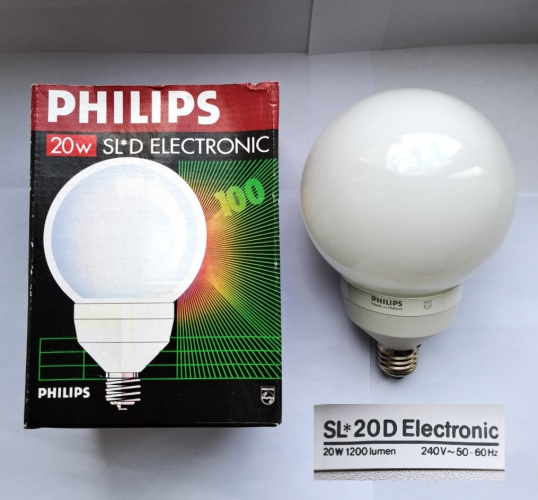 Philips SL*D Electronic 20w globe lamp
Here is a rather uncommon SL variant I tracked down on Ebay recently... These lamps were only made for a couple of years in this particular shape, alongside the then more affordable heavier SL*D with magnetic ballast.
