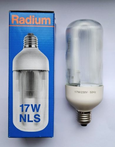 Radium NLS 17w CFL lamp (Rebadged Philips SL)
An interesting Ebay find as of late. These rebadged Philips SLs (sold under the Radium brand as the NLS, and by Osram as the Compacta) are significantly rarer than their standard Philips counterparts. For some reason, the packaging of this lamp states it was made in Germany - even though the lamp has the Pila/Poland factory symbol imprinted on the base!
