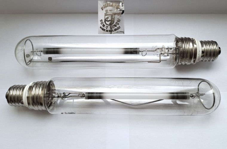(Well used) Philips 1000w SON-T lamps
These lamps have obviously been very well-used, but nevertheless I'm pleased have finally acquired one of these for my collection, having only previously had an 1000w Osram SON-T lamp.
