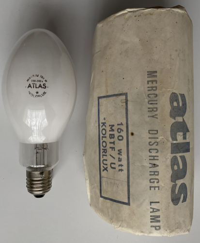 ATLAS 160W MBFT/U
An ATLAS MBTF/U 160W lamp.

This is the first time I’ve seen ATLAS packaging featuring printed wrapping paper with corrugated cardboard underneath, rather than a printed corrugated cardboard box with a square cross-section.

Did ATLAS made these lamps itself, or were they produced on a contract basis by another manufacturer for the ATLAS brand?
Keywords: ATLAS, MBFT/U, 160W