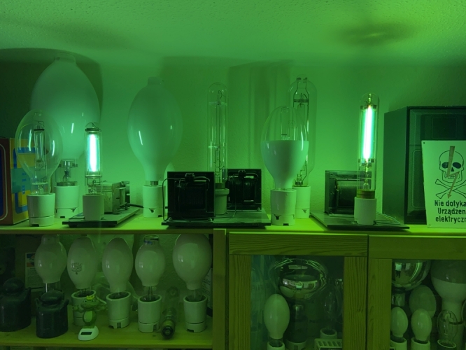 PHILIPS HO 1000 and OSRAM HgH 2000
Two medium-pressure lamps lit.
