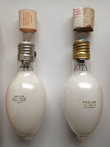 RADIUM HRL 250 from different times
Two lamps RADIUM HRL 250 with isothermal outer bulb from different times. On the left is the "younger" lamp.
Keywords: RADIUM, isothermal outer bulb