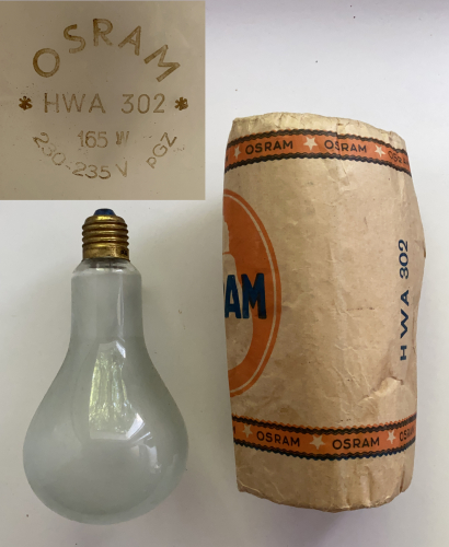 OSRAM HWA 302 165W
An OSRAM HWA 165W self-ballasted blended-light lamp for a supply voltage of 230V to 235V, in its original packaging.
The outer bulb has been frosted on the inside. At the time, this was done using hydrofluoric acid. This lamp was manufactured in December 1954 (date code: pGZ) at the OSRAM factory in Berlin-Charlottenburg. The data sheet is from April 1951:

[img]https://www.bremsenbude.de/leuchten/OSRAM_Liste_M_April_1951_Seite_4.jpg[/img]

Source: OSRAM Liste M, April 1951
