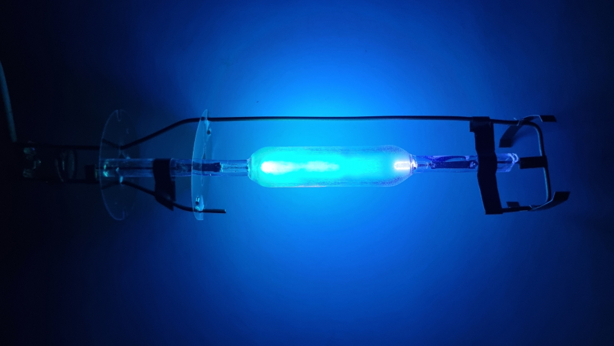 Arc tube of the soviet lamp DRL-250M
Arc tube is lit
