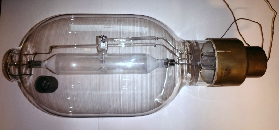 Three phase lamp DM3-3000 
This earlier lamp has an unusual glass shape. The arc tube is the similar.
