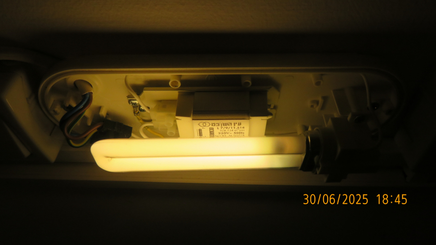 My NISKO without the cover
I decided to operate my NISKO without the cover, after discovering that the ballast is toast when the cover is on. Also: I think that this heat degrades the lamp performance.
I hope that this isn't dangerous.
