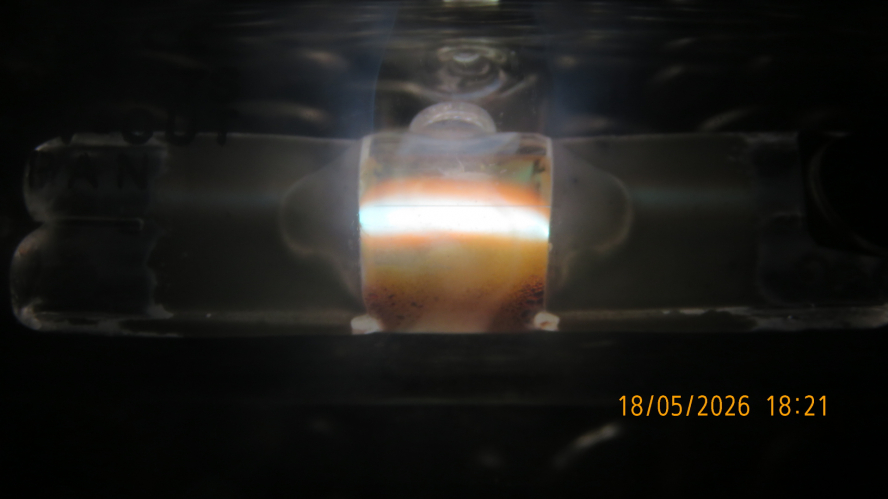 The arc of my EYE/Iwasaki MTD70SDW-7S/3500K Ra96 MH lamp
The arc is very thin and sometimes unstable, despite Max at trad-lighting saying that it have Dy-Tl-Cs.

Spectrum of the lamp:
[url=https://postimg.cc/CZ3d011T][img]https://i.postimg.cc/CZ3d011T/IMG-1350.jpg[/img][/url]
