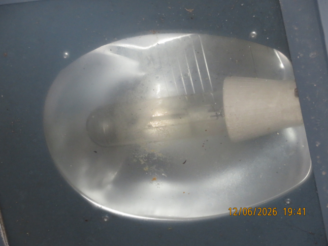 Osram NAV-T 100W Super 4Y Slovakia made HPS lamp that has been leaked
It still works however: [url]https://www.youtube.com/watch?v=SdajVC79QLE[/url]

