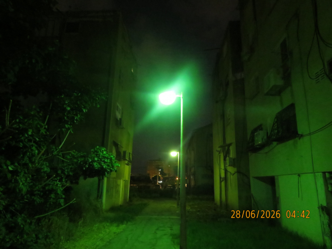 The repaired 125W MV lantern, has got a diffused MV lamp
This lantern had its reflector covering the bowl, and hiding the lamp.
I called Kiryat Ata about this lantern, and they repaired it, but they also replaced the former MV lamp with a MV lamp that have a diffusing coating that isn't a phosphor. As a result, it have a greenish white light.
