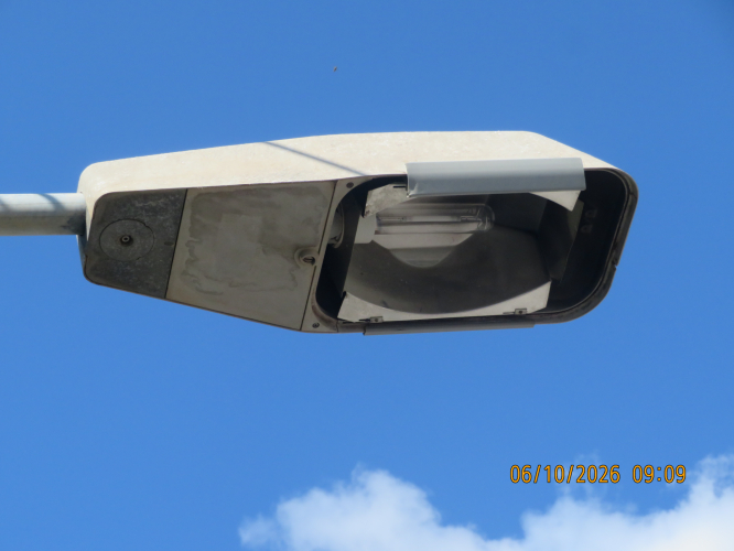 Kiryat Ata relampped this AEG Koffer 150
But unfortunately they put a clear tubular lamp, instead of a diffused elliptical lamp.
They didn't relampped the other AEG Koffer 150 and 100 that don't working.
