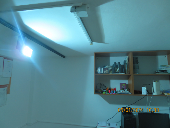 The overall colour of my 70W 8000K MH lamp
Generally speaking, it is an turquoise white color.
