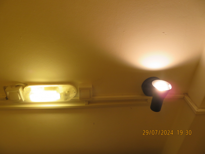 Comparing the colour temperature of my PL-S and my incandescent lamp
Why my Indonesian Philips golf-ball 60W E14 incandescent lamp have higher CCT than my Sylvania Lynx-S 9W/827 (The voltage at that phase is 220V ±5%)(It looks to have 2900K the same as halogens)?
