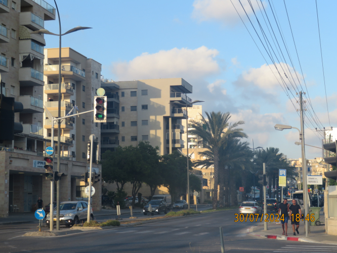 The Schreder Sepale at Zevulun/Hatealla junction
Most of their Tridonic anti-cycle ignitors has been replaced by regular ignitors, after seeing some that cycling as normal.
I think Kiryat Ata did this, as a result of cases of lanterns being shut down permanently as a result of series of power outages, as the original ignitors giving up after only one cycle or don't cycling at all and just flickering.
