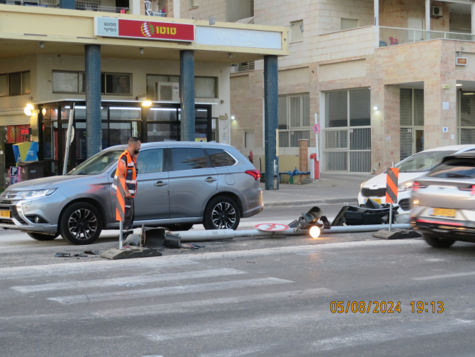 Someone hit this traffic lights pole
Some vehicle hit this traffic lights pole and fell it to the ground. The traffic lights were severally damaged.
The people near the pole, is either a traffic light engineer of Kiryat Ata or of Menorah Group.
