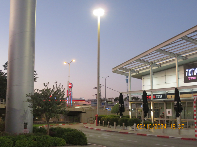 AEC Lunoide with a HPS lamp glowing at mercury colour without cycling
[img]https://i.postimg.cc/52SLwPXf/IMG-8868.jpg[/img]
I've seen this from Big Center Kiryat Ata.
