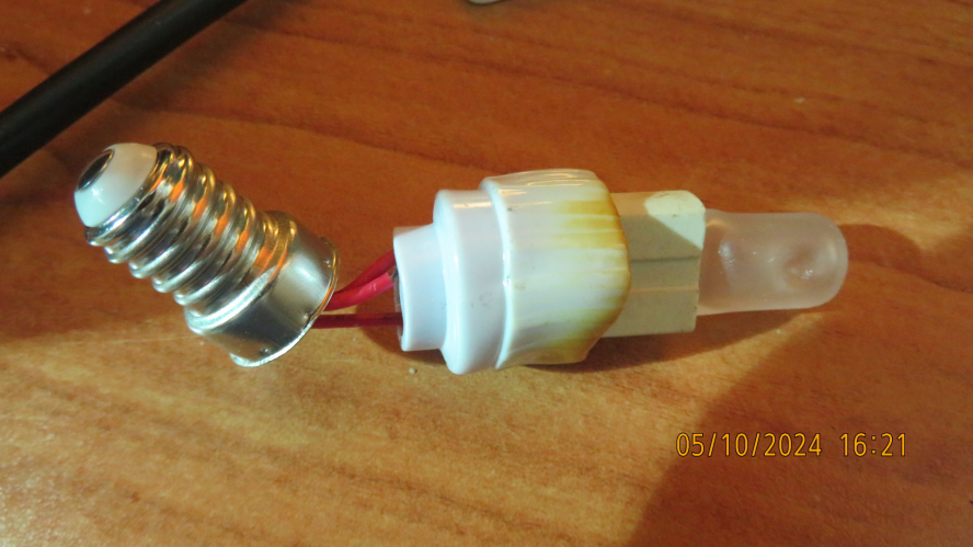 GRRRRRRRRR!!!!!!!!!!!!!!!!
My Aliexpress E14 -> G9 adapter, has been melted and detached from its E14 base, after operation of the Eurolux G9 frosted 25W halogen lamp at base-up...
