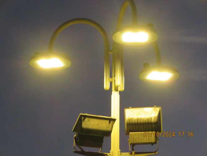 Another LED lanterns and HID floodlights near Eilat promenade
These two HID floodlights don't works.
