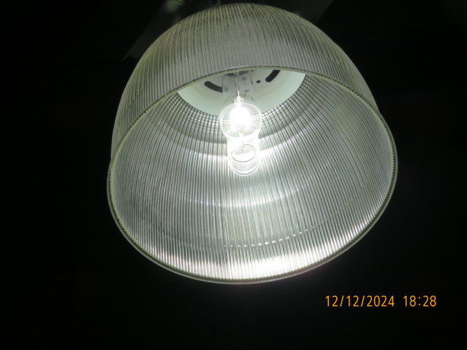 The lamp that replaced the exploded MH lamp at Peamit Store
Osram HQI-BT 400W/D or a Chinese ripoff.
Judging by its CCT (~5600K), these highbays seens to have HPS gear, which was what caused the former lamp to explode.
