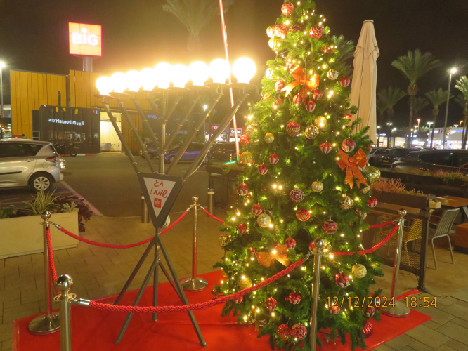 Hanochiya and a Christmas tree near McDonalds, BIG Center Kiryat Ata
Hanukkah and Christmas arriving.
