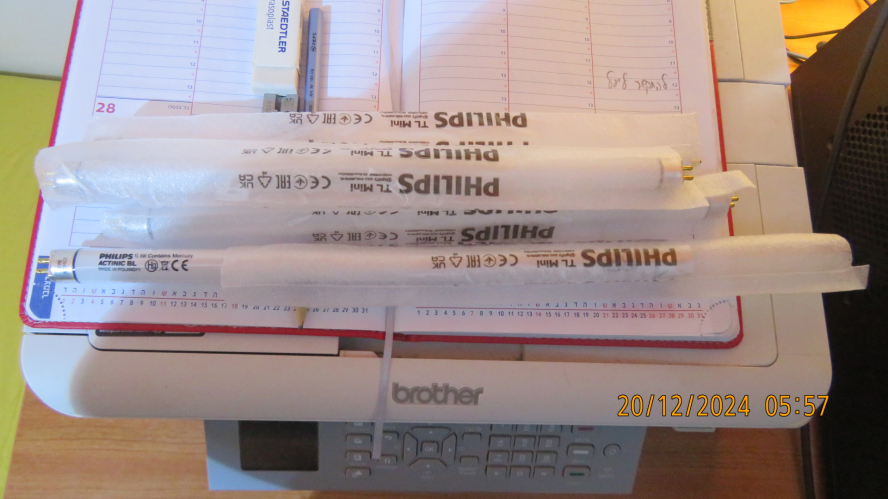 Four Philips TL 8W Actinic BL Poland UVA lamps as a spare for my current bug zapper
I bought them at [url]svetila.com[/url], since they are hard to find here in Israel, and I'm fearing that the Eurolux 8W T5 BL, are slightly longer than most 8W T5 lamps, so they tends to destroy the lampholders of my bug zapper. In my former bug zapper, they broke the pins of my spare Eurolux lamps.
