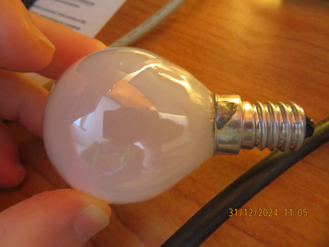 My 60W E14 golfball incandescent lamp EOL
I went to turn it on, and it flashed. Using my Photon Microlight, I've seen that the filament is broken, but the bulb didn't blackened.
Fortunately I've a spare lamp.
