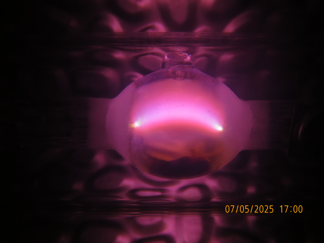 Better picture of the arc of my Venture MH-DE 70W/UVS/PDX pink MH lamp
As RRK in LG, think that these pink MH lamps have also tin halide to filter the blue indium and mercury lines, strange that the arc don't looks like the ones of the non-Excellence Osram HQI-TS /WDL and /NDL and the compact Osram HQI-T /WDL and NDL and Thorn Arcstream equivalent. 
