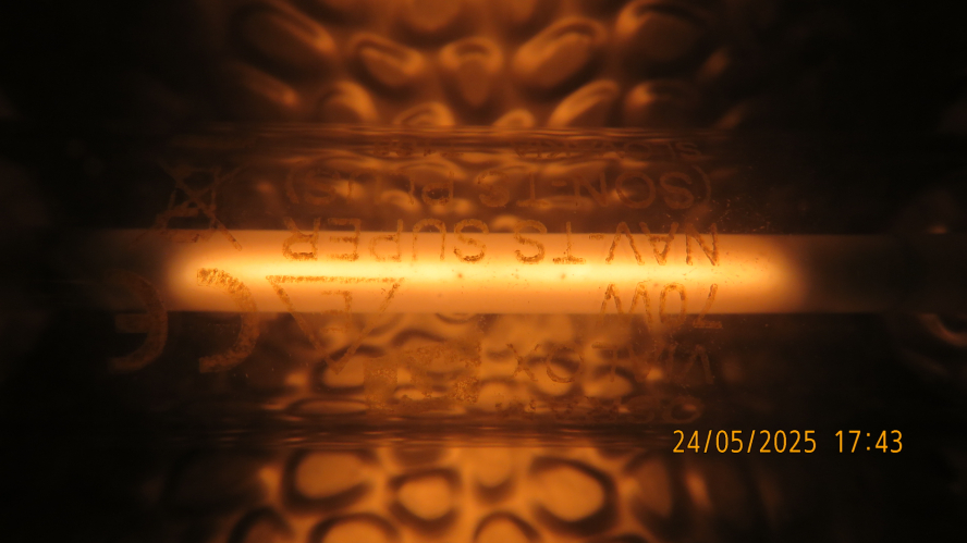 Better picture of the arc of my Osram NAV-TS 70W Super 4Y
The arc is straight, because it is wall stabilized.
