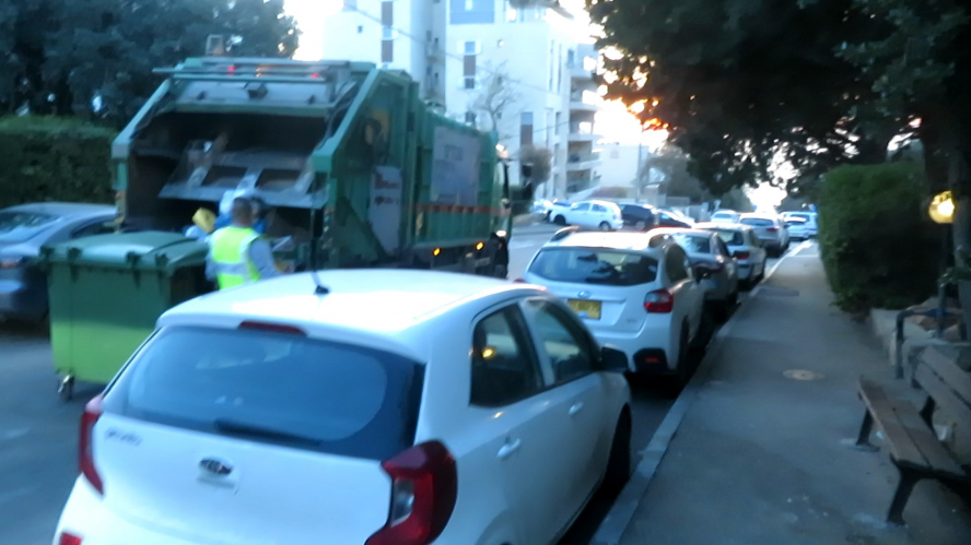 Garbage truck at Beit-Lehem street
[url]https://www.youtube.com/watch?v=3IUHD1FuXCY[/url]
The garbage truck was made by Alon Group on a DAF chassis.
