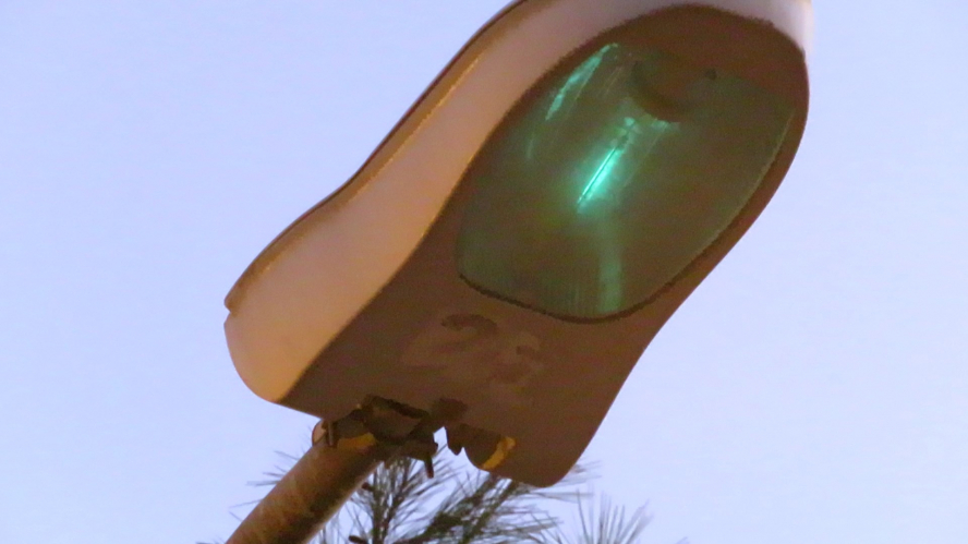 Grechi Lumada with a GE Luclaox LU250/XO/T/40 cycling in green
[url]https://www.youtube.com/watch?v=pKCfrJJdXXc[/url]
It cycles lasted 7 min.
It is located at a car park near my father home
Now, this lantern have Eurolux HPS250T 250W HPS lamp.
The right one still have its GE Luclaox LU250/XO/T/40, but it don't passing mercury colour.
These lamps lasted very long time, but some at other Grechi Lumada, leaked.
