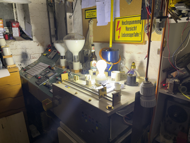 Philips Westinghouse h38 100W dx mercury vapour lamp
it seems to run satisfactorily on a 80W mb chike. I need however to perfect tyat ballast solution…
