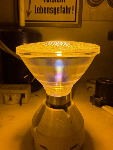 Philips Westinghouse CERAMALUX WIDE FLOOD C70S62/PAR/M
Philips Westinghouse S62 PAR38 70W low voltage SON lamp lit. This lamp operates fairly well based on a 35 and 50W SON choke in parallel and a bit of playing with the variac. It took however almost 15 minutes to fully warm up which i find quite one. The getters however look good...
