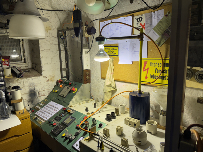 1981 Osram HQL-R De Luxe 80W
Wile it was most common for european manufactures to use a white Bariumoxide reflector in europe for mercury which is itself coated with a fluorescent coating and a clear or frosted front, like with Philips HPLR or British MBFR lamps, Osram in germany used another approach for their 80W and 125W high pressure mercury reflector lamps. The lamp features an aluminized reflector with a coating of Yttrium-Vanadat deluxe white phosphor. 
These lamps were introduced in the mid 1970s and discontinued in 2015 with the EU phasout of Mercury vapour lamps. These lamps were made as a replacment for reflector GLS spotlight however they become also popular for indoor gardening and the lighting of Aquariums. 
