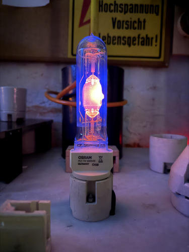 2014 Osram HQI-TM 600W single ended compact qmh lamp after switch off
further information for this lamp can be found in the main post: [url=http://80.229.24.59:9232/gallery/displayimage.php?album=528&pid=23180#top_display_media]click me [/url]
Lamp just after switching off. There is a notable blue glow, in person it is however slightly smaller.
