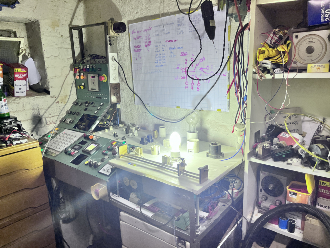 Philips HPL-pro 50W-first dicharge lamp on the new test bench
Nothing to special about this lamp, it is a fairly modern chinese made HPL-pro. This is the first HID i lit in this new testbench that im working on for two and a half years. It aint finish yet, but I arrived at the point were i can light now incandescent and mercury vapour lamps. Next ist to hook up the ignitors to their controllers. Then i can also test son and MBI lamps. 
Then i can go to install the final gadgets that are mor playing around like some analog meter that will go in the still missing front panel…
