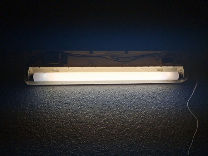 Lights of America T8 Fluorescent Fixture (Opened)
ditto but opened
